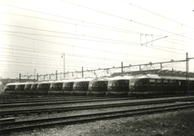 806767 Afbeelding van een 'line up' van elf electrische treinstellen mat. 1936 van de N.S. bij de werkplaats te Leidschendam.